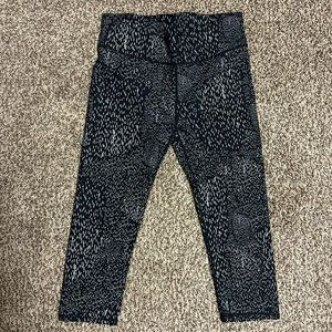 Fabletics black and white womens cropped leggings